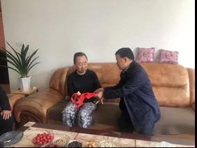 敦煌種業(yè)領(lǐng)導(dǎo)看望慰問公司老干部、老黨員及困難黨員職工