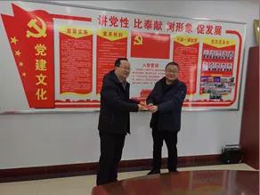 敦煌種業(yè)領(lǐng)導(dǎo)看望慰問公司老干部、老黨員及困難黨員職工